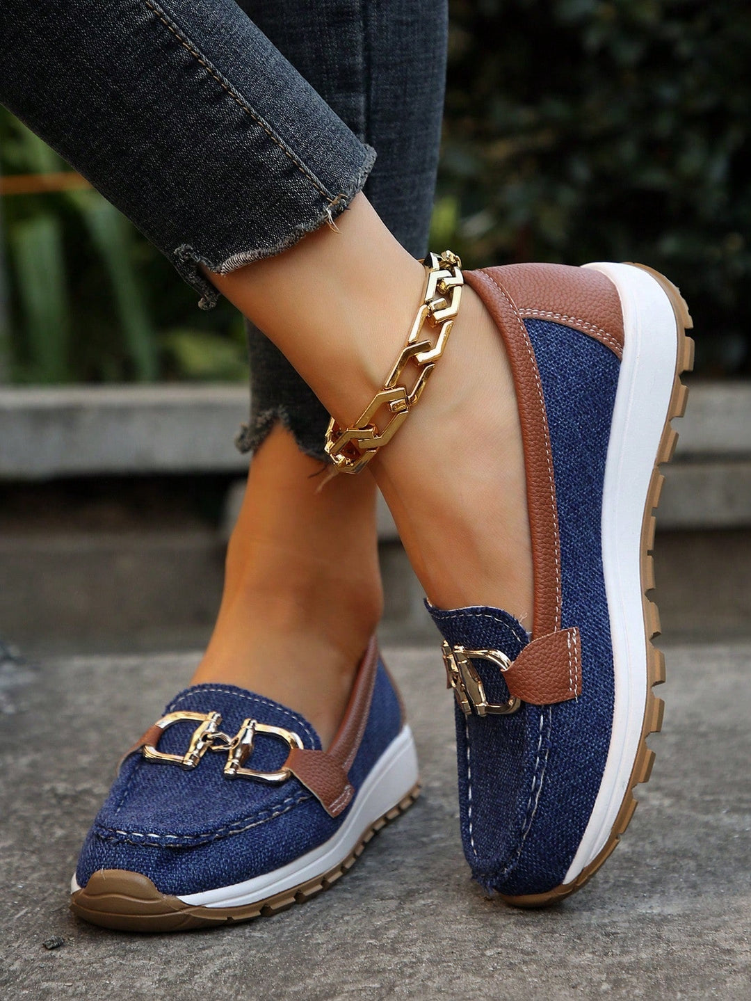 Evy | Chic Chain Detail Platform Loafers With Gold Hardware