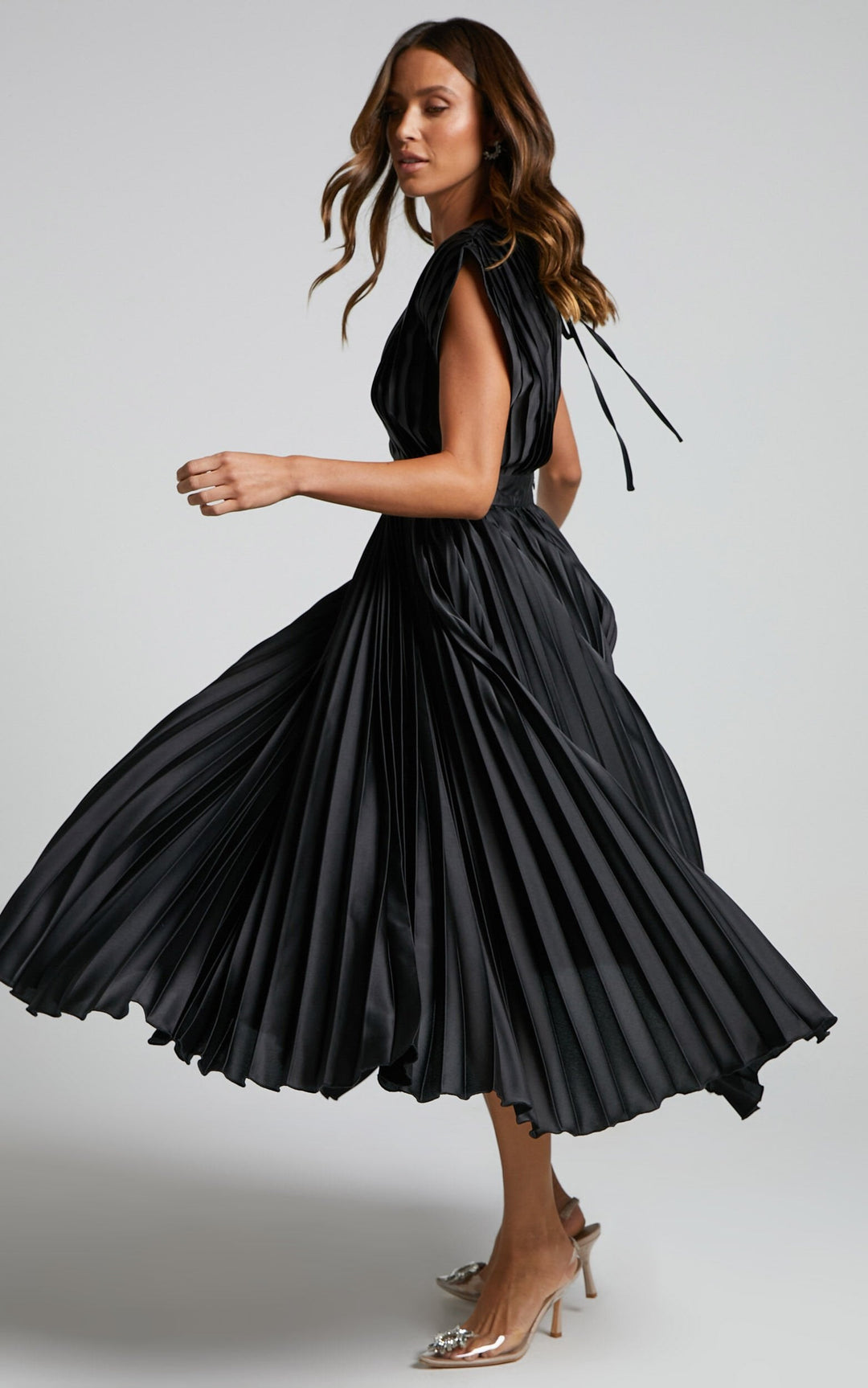 Madisyn | Elegant V-Neck Pleated Midi Dress