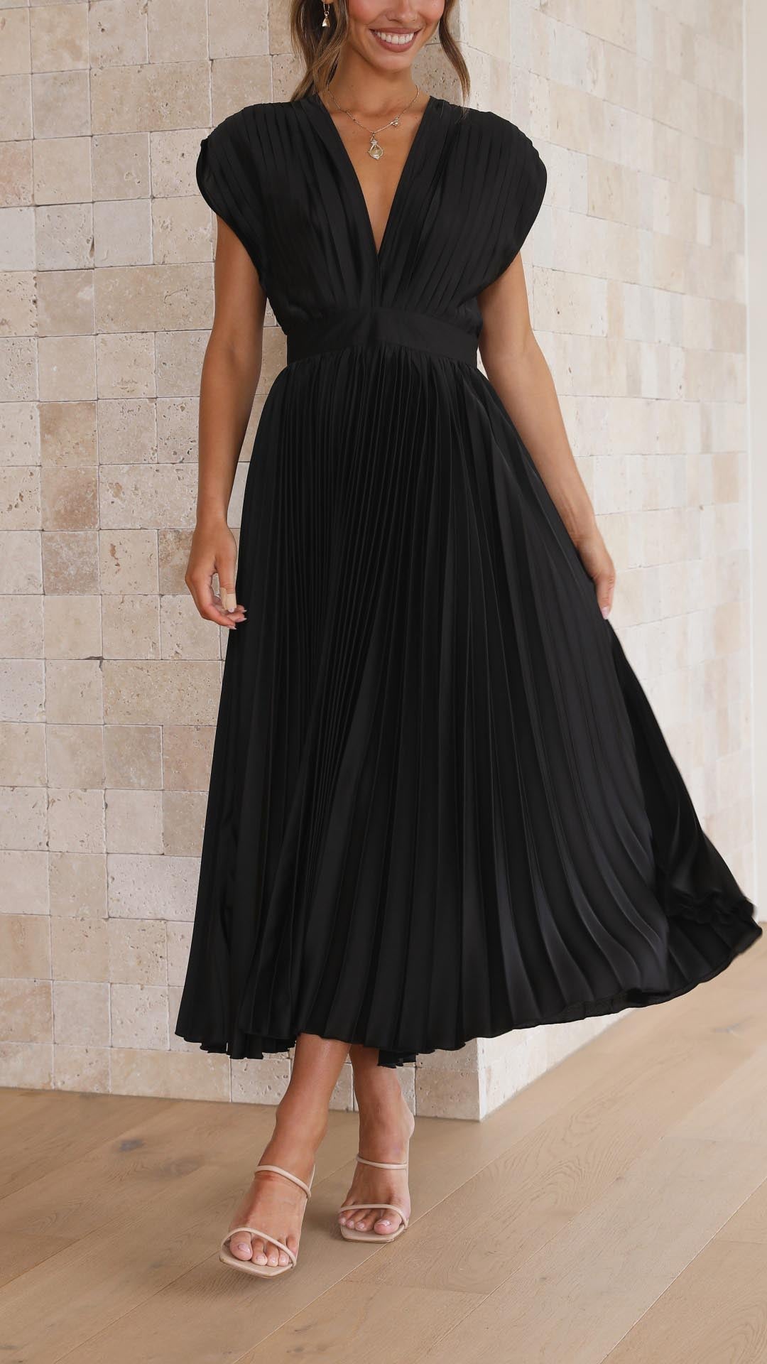 Evelyn | Elegant V-Neck Pleated Maxi Dress