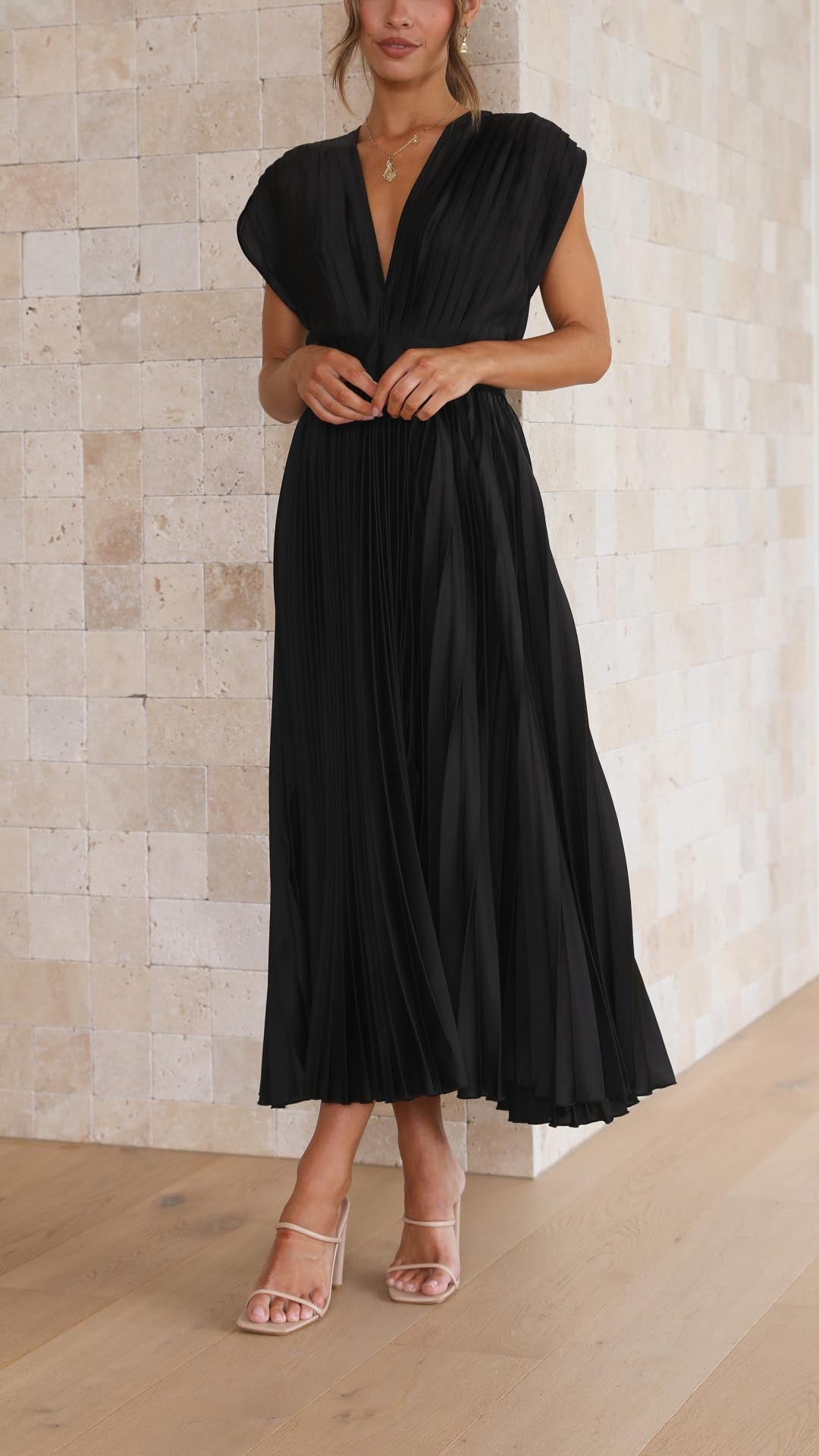 Evelyn | Elegant V-Neck Pleated Maxi Dress