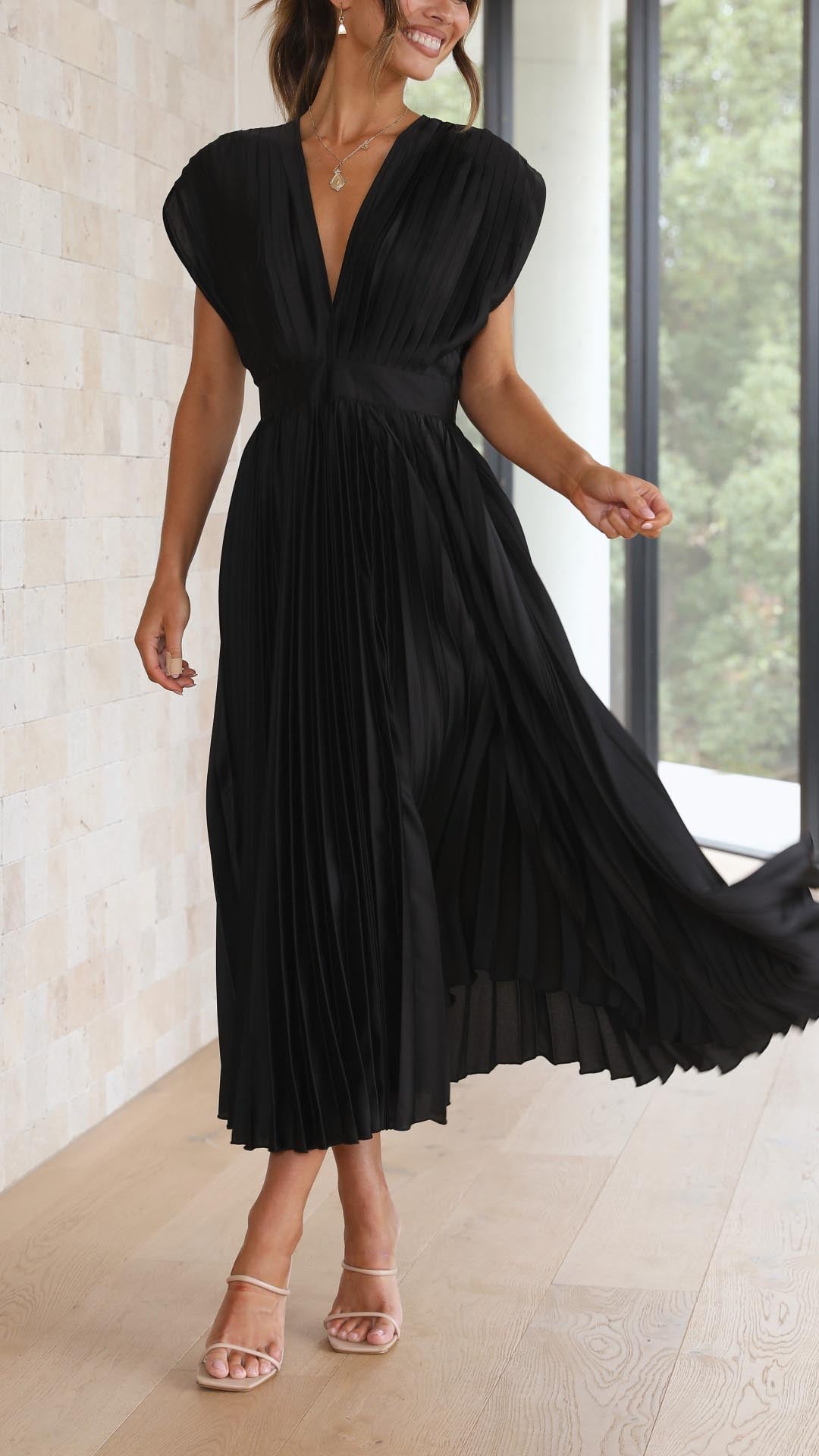 Evelyn | Elegant V-Neck Pleated Maxi Dress
