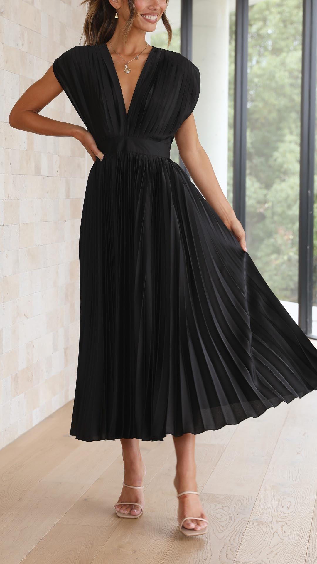 Evelyn | Elegant V-Neck Pleated Maxi Dress