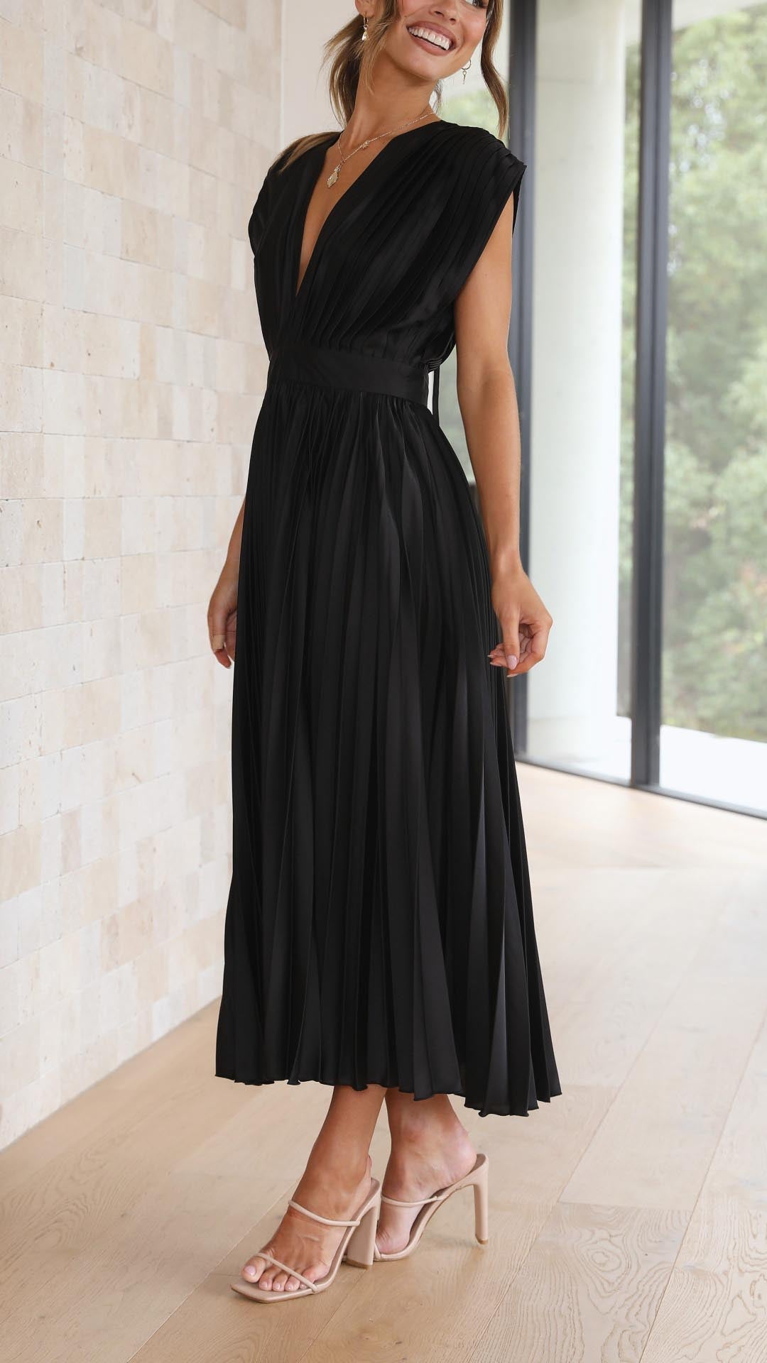 Evelyn | Elegant V-Neck Pleated Maxi Dress