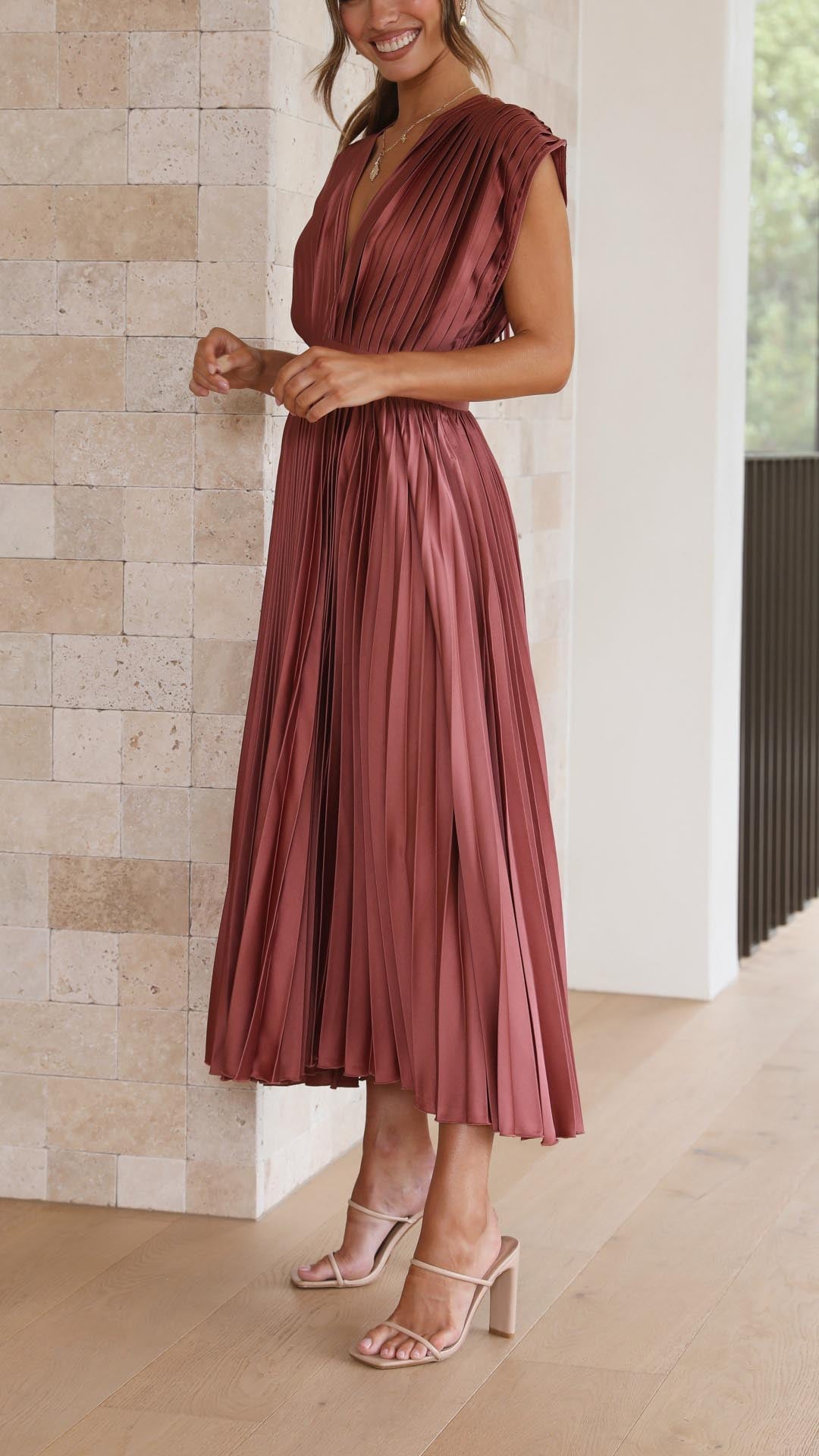 Evelyn | Elegant V-Neck Pleated Maxi Dress