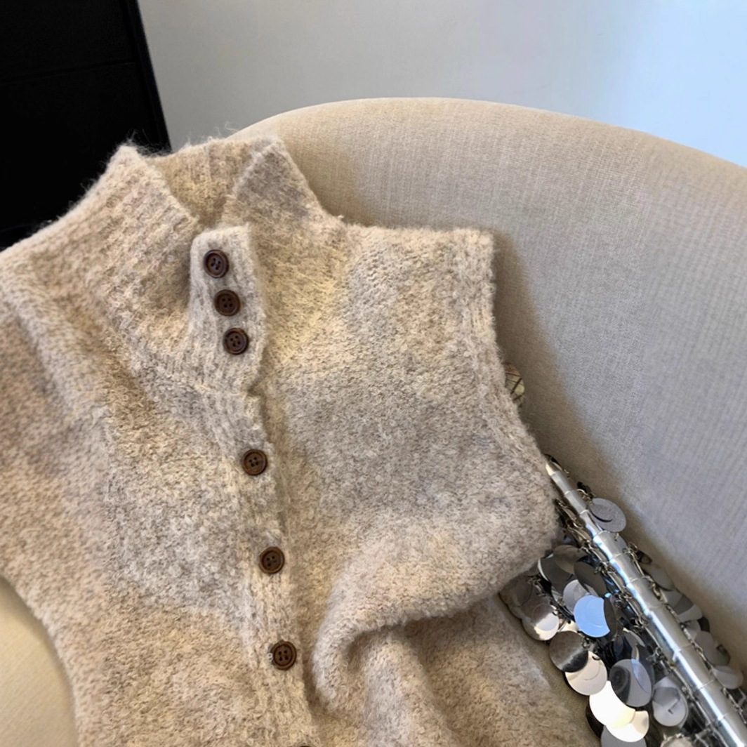 Margot | Chic Button-Up Sleeveless Knit Vest With High Neck