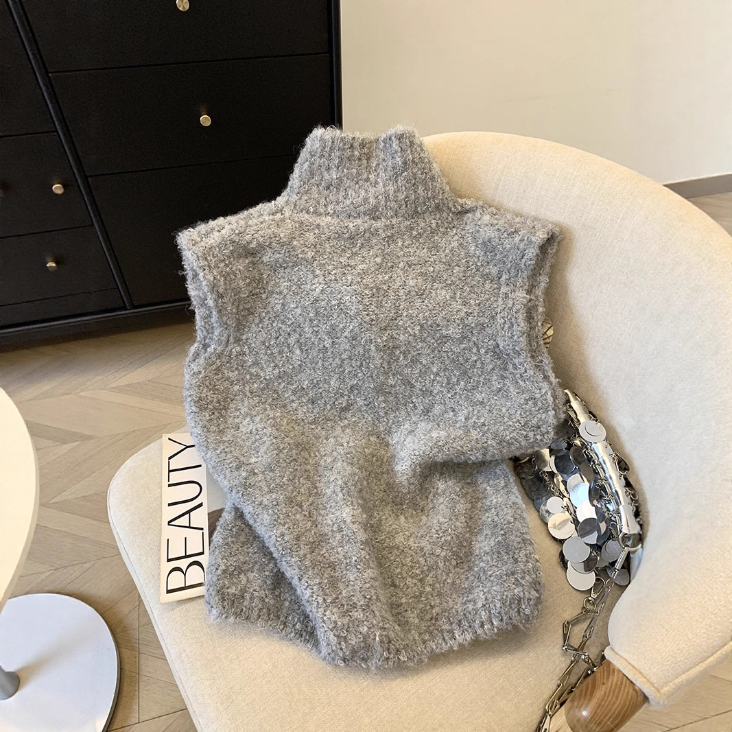Evelyn | Chic Button-Front Sleeveless Knit Vest With High Neckline